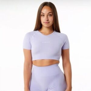 Alphalete Amplify V Neck Crop Top